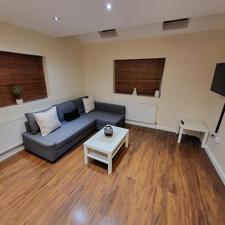 Great Apartment Next To Tooting Bec Tube Station! 런던 외부 사진