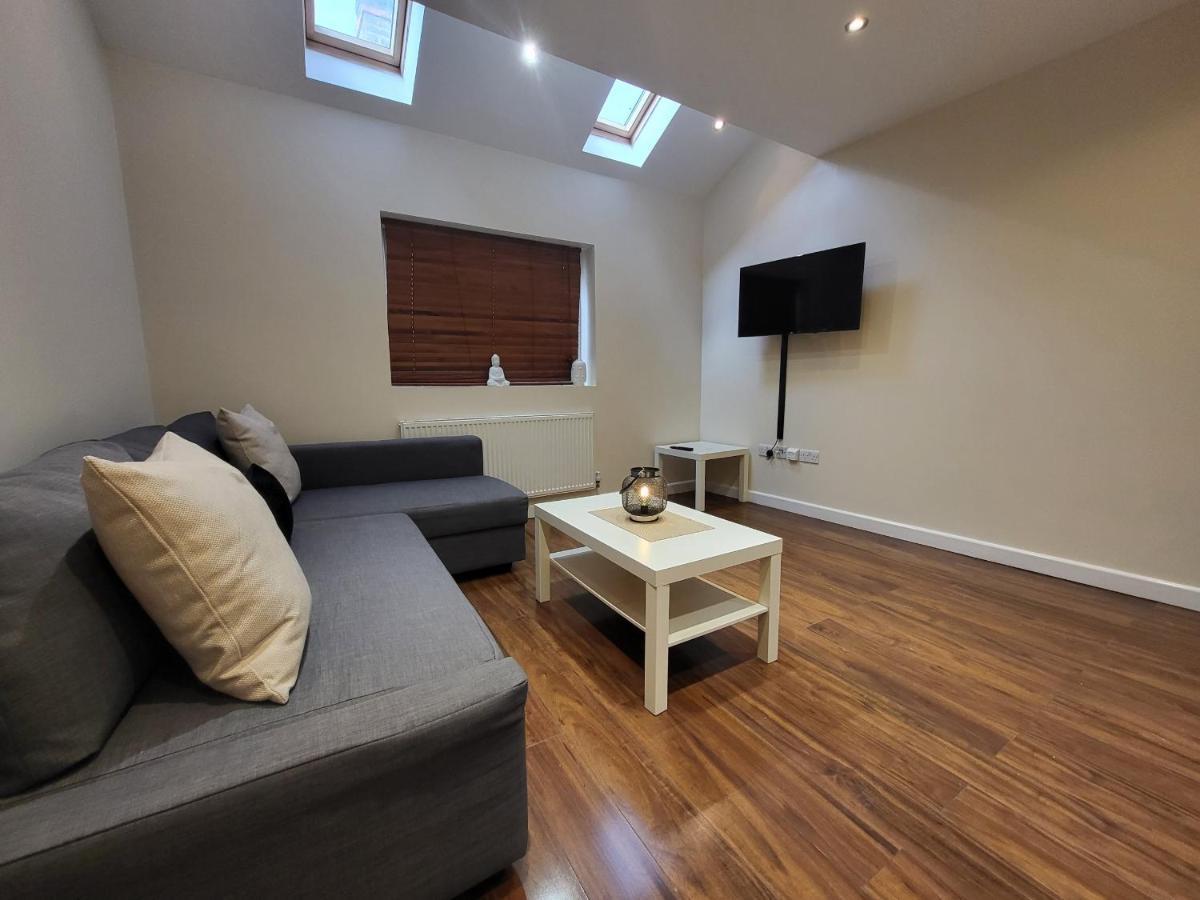 Great Apartment Next To Tooting Bec Tube Station! 런던 외부 사진